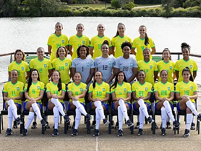Em meio a treinos, seleção feminina faz foto oficial da Copa do Mundo