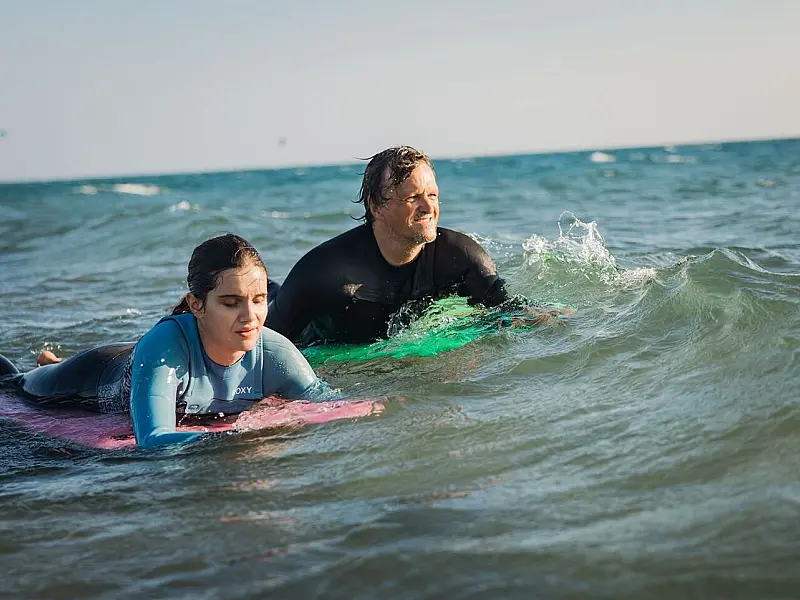 O surf que transforma vidas também atravessa oceanos