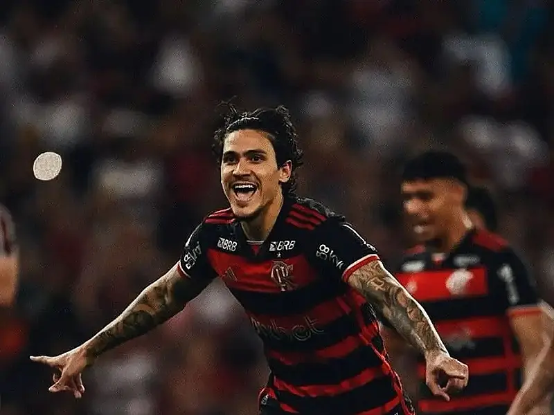 Flamengo bate Fluminense com gol de pênalti e segue líder do Brasileirão