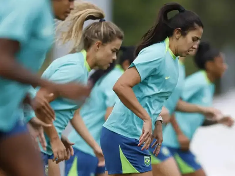 Seleção feminina realiza primeiro treino com todas as convocadas