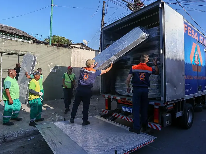 Governo de SP envia ajuda humanitária a famílias atingidas por incêndio em Santos
