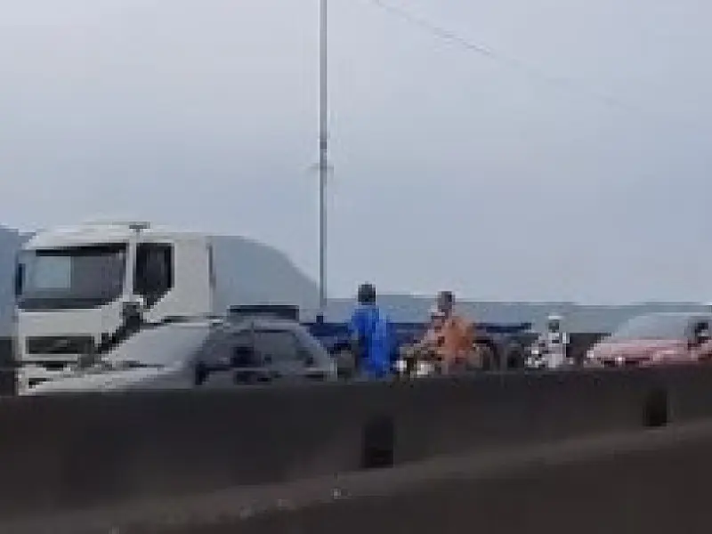 Motoristas passam por pânico em tentativa de arrastão; veja vídeo
