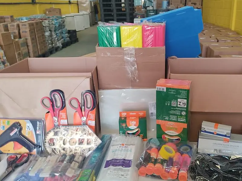 Escolas municipais de São Vicente recebem kits de papelaria pela primeira vez