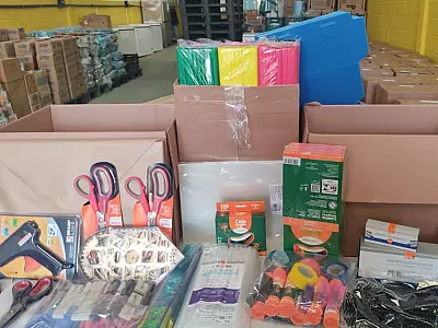 Escolas municipais de São Vicente recebem kits de papelaria pela primeira vez