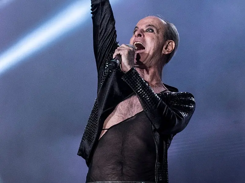 Ney Matogrosso aparece no Love Cabaret e anuncia show em estádio