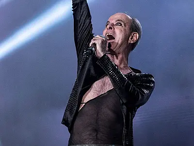 Ney Matogrosso aparece no Love Cabaret e anuncia show em estádio