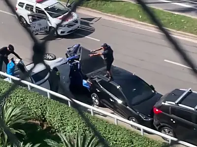 Perseguição policial a sequestradores termina com colisão de carros
