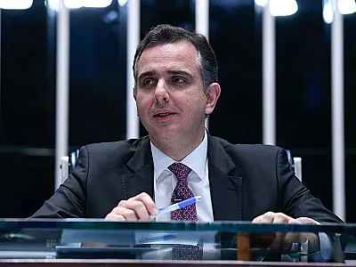 Rodrigo Pacheco é convidado por Lula para entregar Prêmio Camões a Chico Buarque e fica 'balançado'