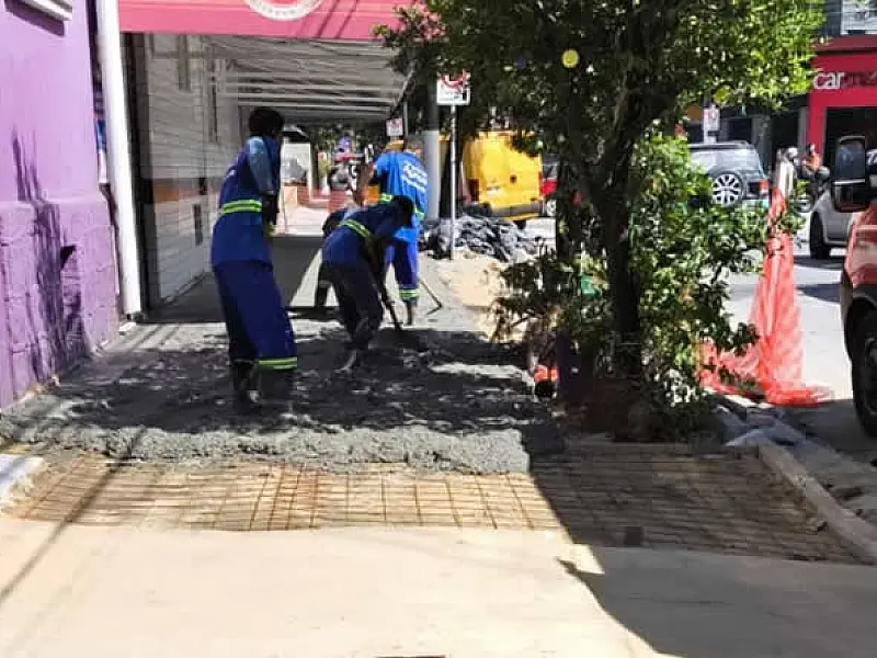 Começa a concretagem de mais um trecho de calçada acessível em rua de Santos