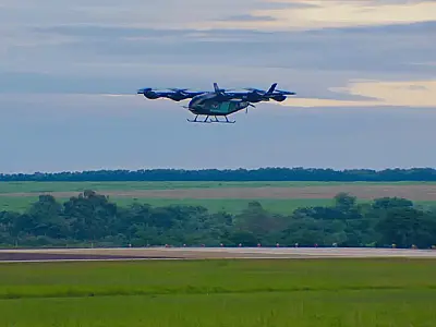 Eve, da Embraer, faz primeiro voo do protótipo de "carro voador"