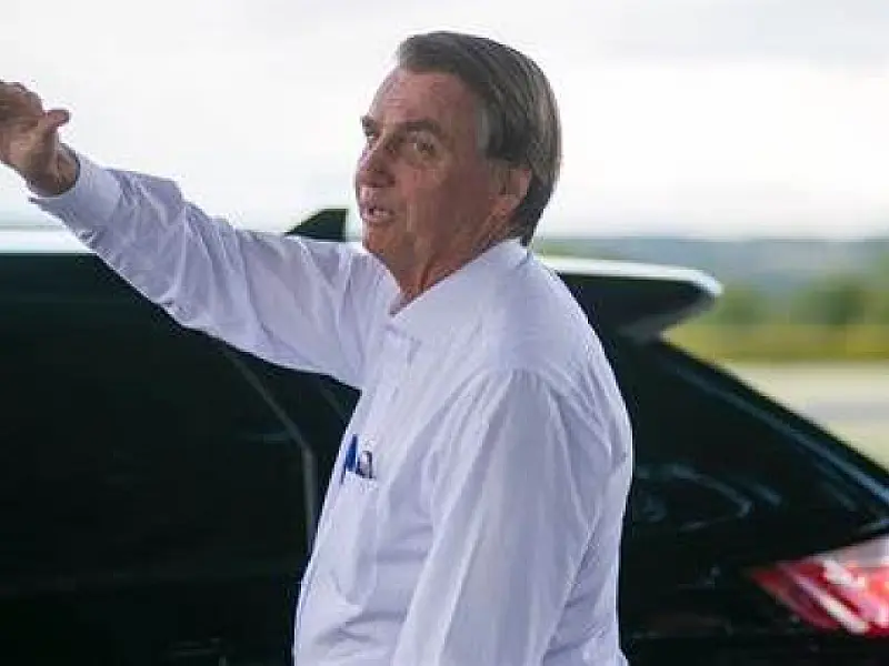 Jair Bolsonaro chega a Guarujá para passar o feriado prolongado de Carnaval na região