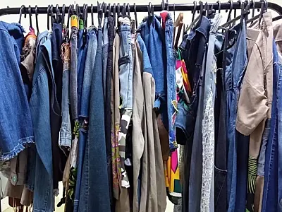 Projeto cria marca de roupas sustentáveis e auxilia mulheres em vulnerabilidade social em comunidade