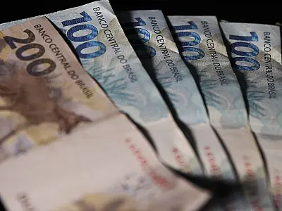 Bolsonaro assina medida que eleva salário mínimo a R$ 1.302 a partir de 1º de janeiro de 2023