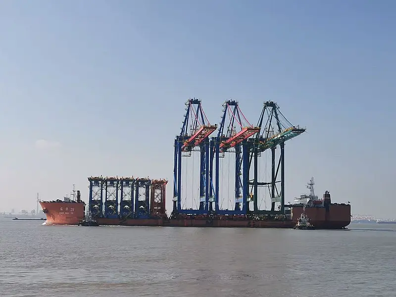 Navio com guindastes elétricos de pátio e cais sai da China rumo ao Tecon Santos