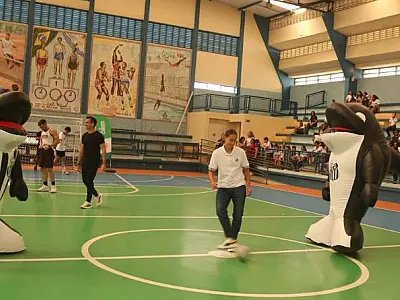 Carol Baiana visita escola municipal de Santos