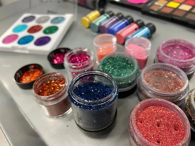 Estudo mostra como glitter usado no carnaval contamina rios e oceanos