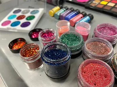Estudo mostra como glitter usado no carnaval contamina rios e oceanos