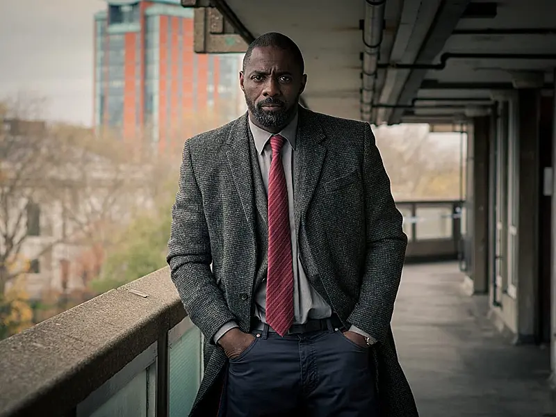 'Luther: O Cair da Noite' faz Idris Elba retomar papel de detetive e deve agradar fãs da série