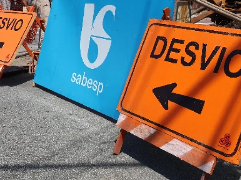 Obra da Sabesp interdita trecho da Rua Padre Anchieta no Centro de São Vicente