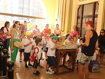 Alunos da rede municipal aprendem sobre compostagem na Estação da Cidadania