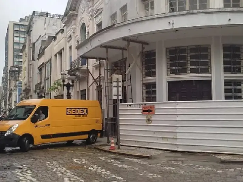 Dupla rouba van dos Correios, abandona veículo e deixa pacotes de clientes no lixo