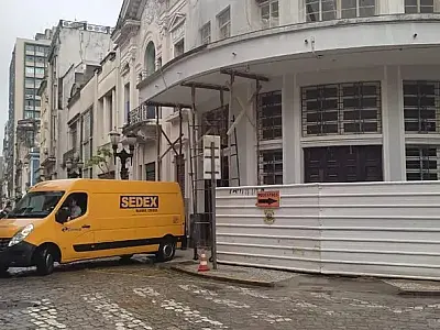 Dupla rouba van dos Correios, abandona veículo e deixa pacotes de clientes no lixo