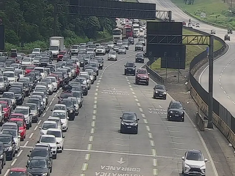 Mais de 340 mil veículos já desceram a serra para passar o Carnaval na Baixada Santista