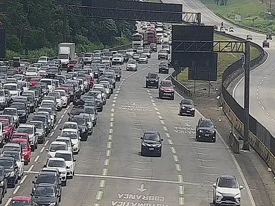 Mais de 340 mil veículos já desceram a serra para passar o Carnaval na Baixada Santista