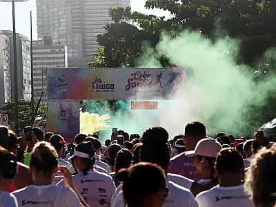 Corrida de rua reúne mais de 700 atletas e 'colore' a orla santista