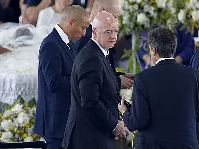 Presidente da Fifa cita dom de Pelé "tocar corações e emoções"