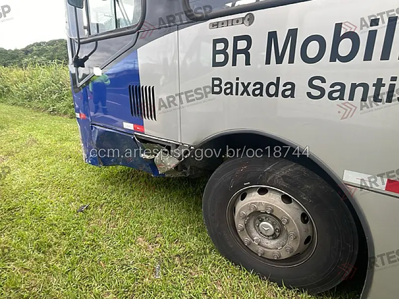 Colisão entre carro e ônibus deixa dois feridos na Padre Manoel da Nóbrega em Itanhaém