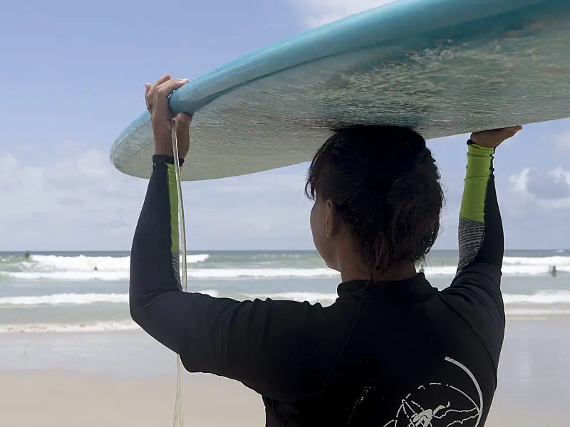 Guarujá promove evento de surf exclusivo para o público feminino na Praia do Tombo