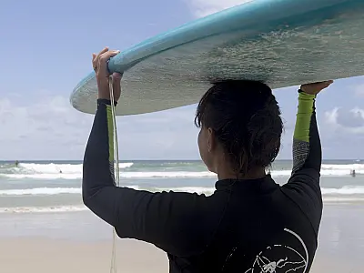 Guarujá promove evento de surf exclusivo para o público feminino na Praia do Tombo