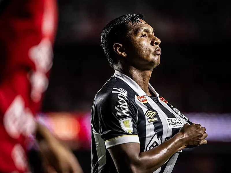 Com VAR protagonista, Santos vence São Paulo em clássico polêmico