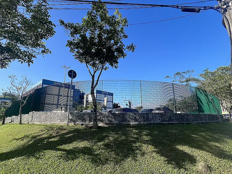 Na cidade do Guarujá, Paço Raphael Vitiello tem 65% do cercamento concluído