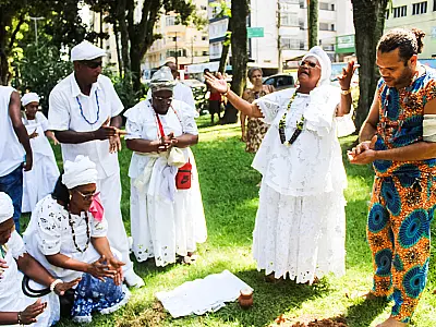 Gameleira branca é plantada homenageando as matrizes africanas