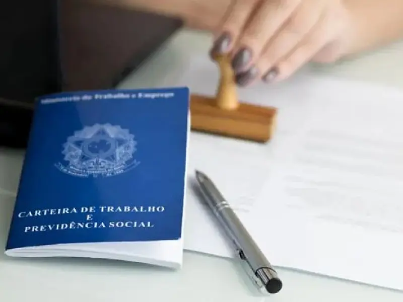 Taxa de desemprego é a menor desde 2016, mas renda cai 8,8% em um ano