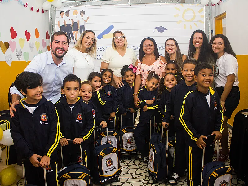 Mais de 40 mil alunos são beneficiados com uniformes de inverno em São Vicente