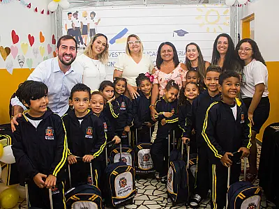 Mais de 40 mil alunos são beneficiados com uniformes de inverno em São Vicente