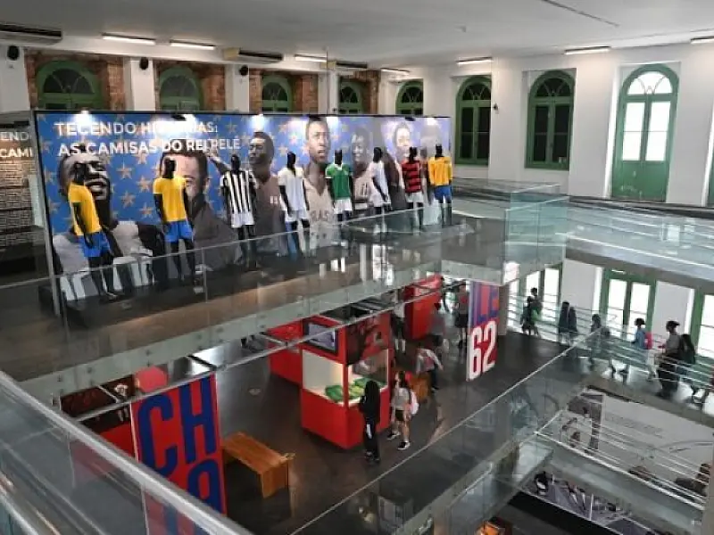 Nova exposição e programação especial no Museu Pelé encantam santistas e turistas no Dia do Rei