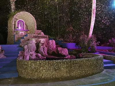 Entrega de 35 títulos de propriedades e de nova iluminação emociona moradores