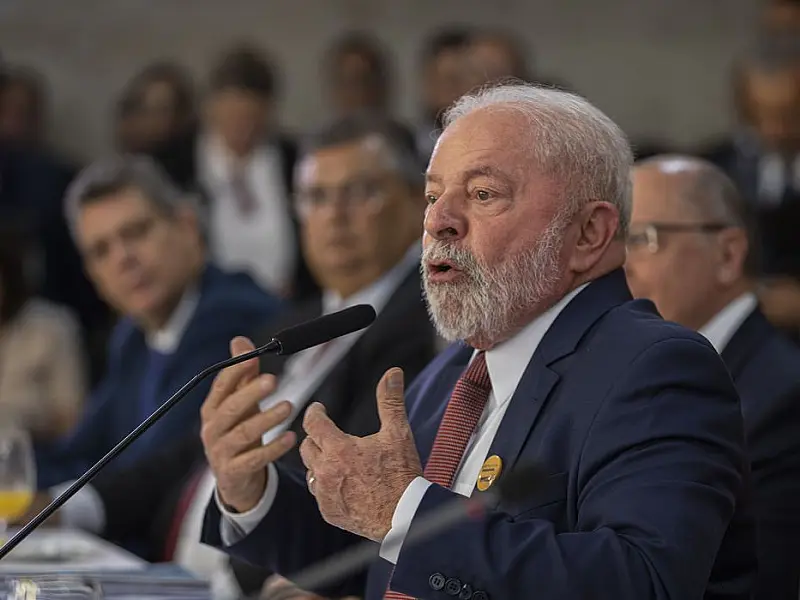 "Não vamos transformar escolas em prisão", diz Lula