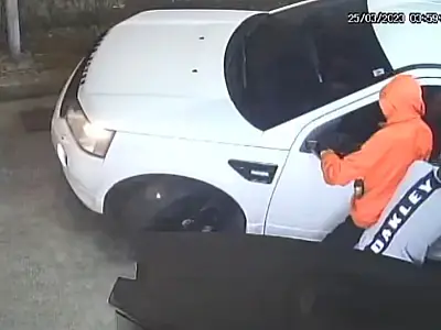 Criminosos assaltam e roubam carro em drive thru do Mc Donald's em São Vicente