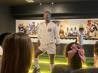 Aniversário de eterno ídolo do Santos FC vira lição de história para alunos de São Vicente na Vila