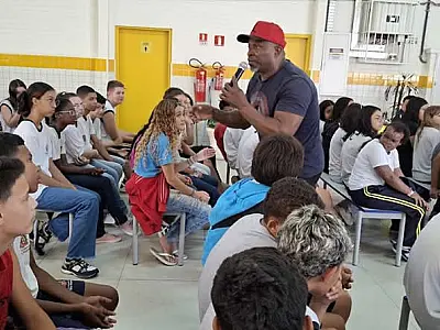 Rapper leva mensagem sobre escolhas de vida para alunos da rede municipal de São Vicente
