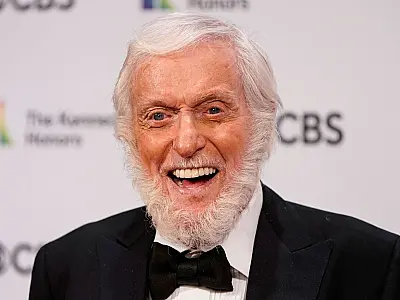 Dick Van Dyke, ator de 'Mary Poppins' sofre acidente de carro aos 97 anos