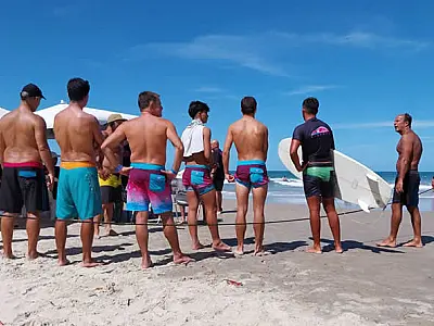 Campeonato de surfe em Guarujá resgata cultura da década de 1980