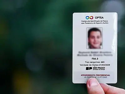 Mais de 5,8 mil pessoas com TEA da Baixada Santista obtiveram carteira de identificação