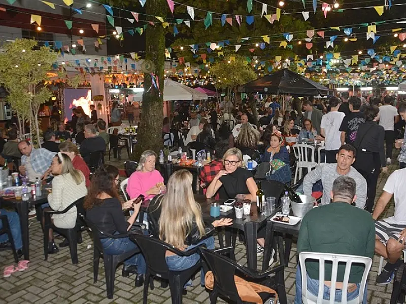 De verde e amarelo, o Arraial Vermelhinho entra em campo