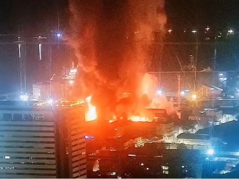 Incêndio de grandes proporções atinge galpão no Centro de Santos